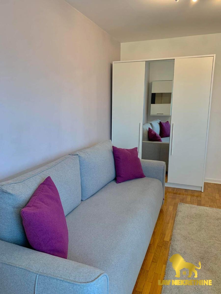 Četvorosoban stan na prodaju, Grbavica, Novi Sad, 79m², 4. sprat, 250.000 €
