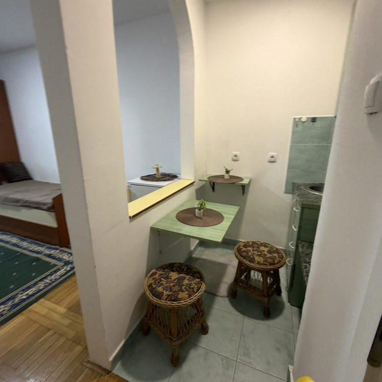 Stan Izdavanje Novi Sad  28 m2