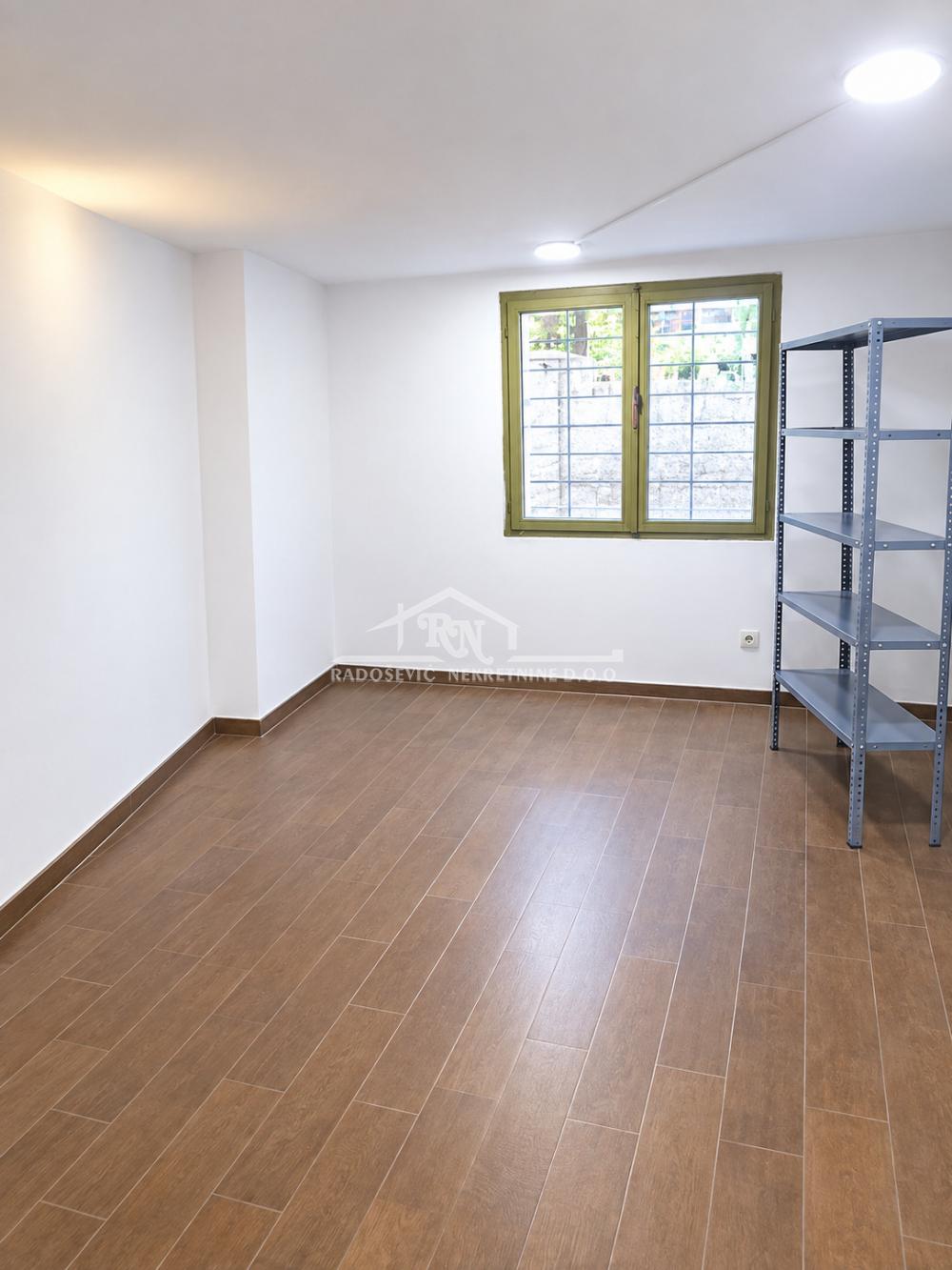 Lokal Izdavanje Beograd Banovo Brdo 76 m2