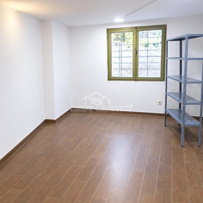 Lokal Izdavanje Beograd Banovo Brdo 76 m2