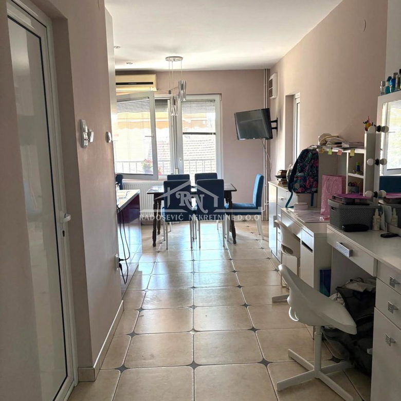 Kuća na prodaju, Petlovo Brdo, Beograd, 291m², 495.000 €