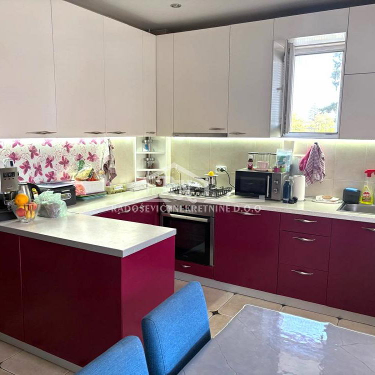 Kuća na prodaju, Petlovo Brdo, Beograd, 291m², 495.000 €