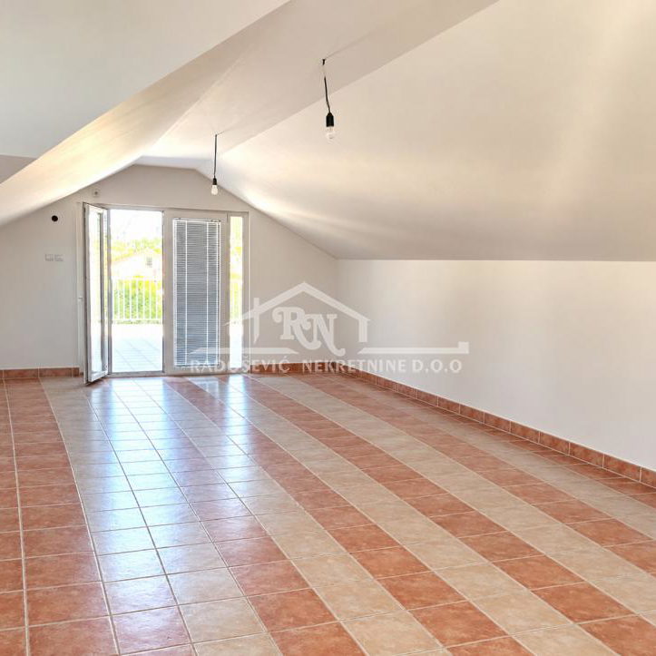 Kuća na prodaju, Petlovo Brdo, Beograd, 291m², 495.000 €