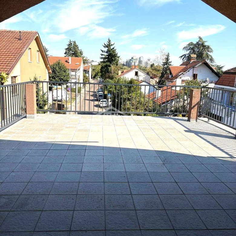 Kuća na prodaju, Petlovo Brdo, Beograd, 291m², 495.000 €