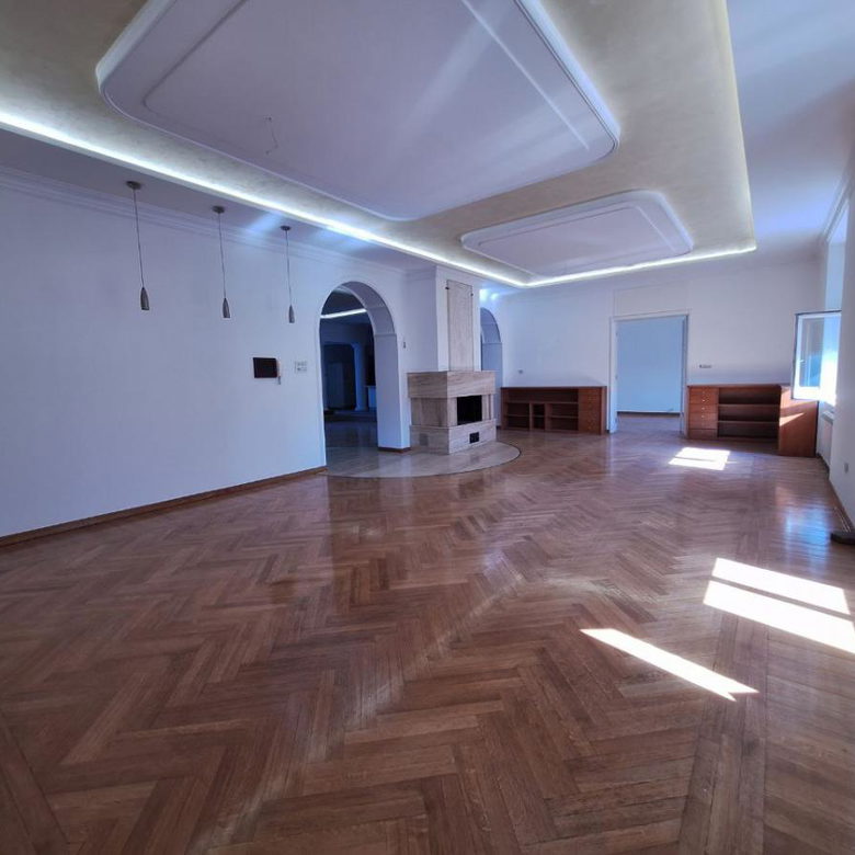 Stan Prodaja Novi Sad  213 m2
