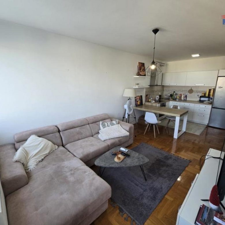 Stan Izdavanje Novi Sad  56 m2