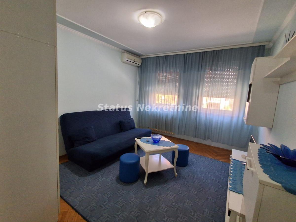 Jednosoban stan za izdavanje, Bulevar Oslobođenja, Novi Sad, 30m², 250 €/mes