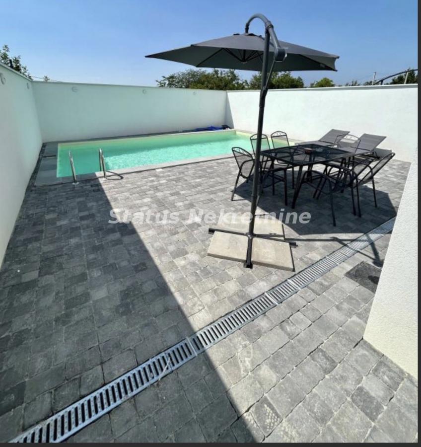 Kuća Izdavanje Novi Sad  180 m2