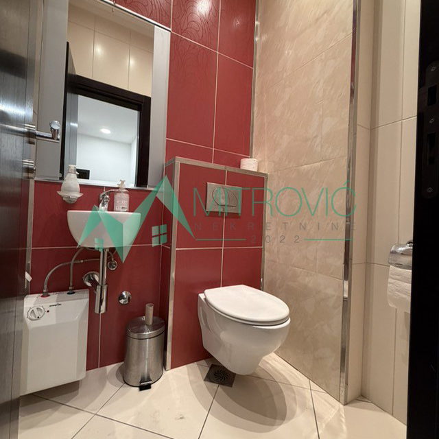 Četvorosoban stan na prodaju, Bulevar Oslobođenja, Novi Sad, 113m², 1.250 €