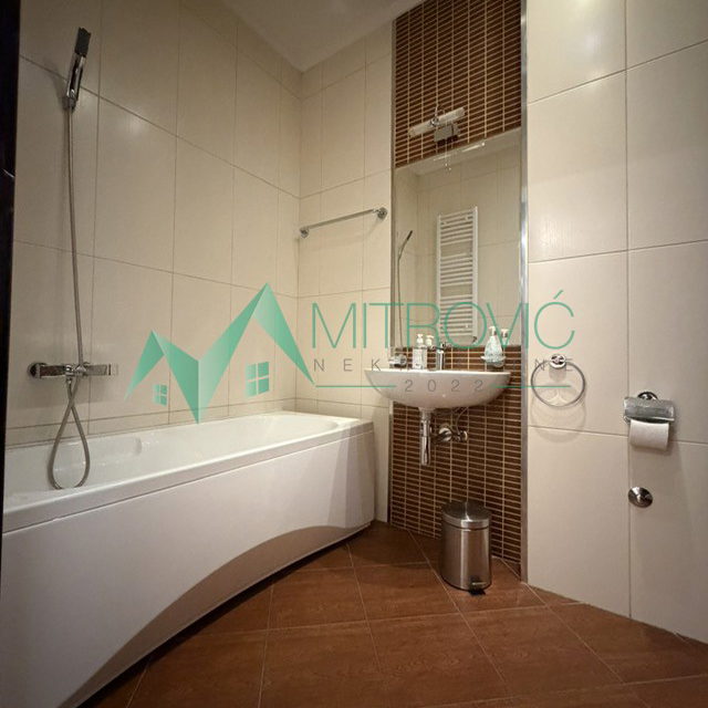 Četvorosoban stan na prodaju, Bulevar Oslobođenja, Novi Sad, 113m², 1.250 €