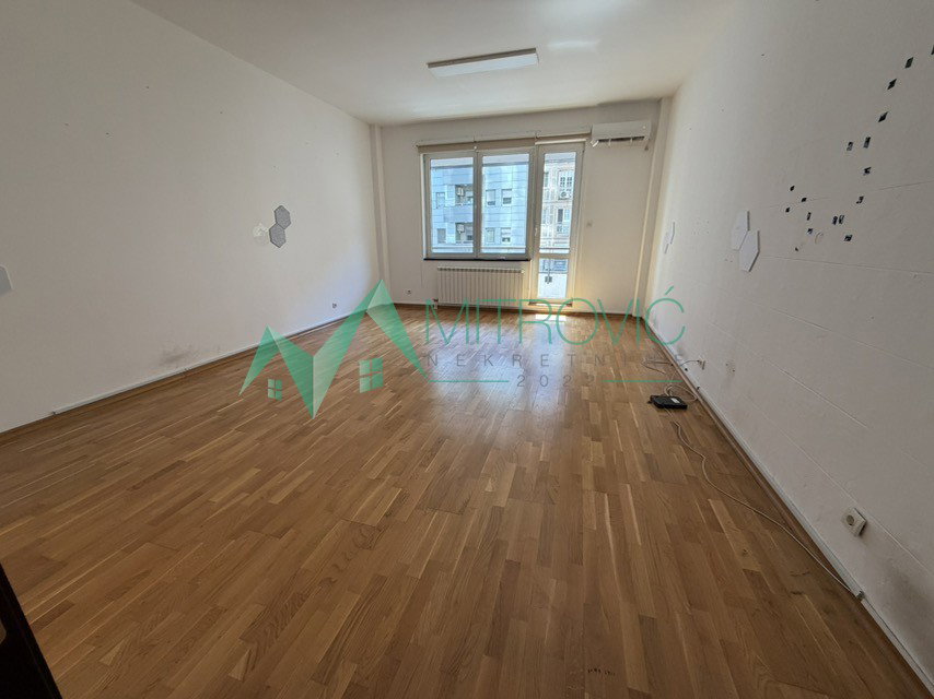 izdavanje-bulevar-osloboDJenja-9102430-yapwj Četvorosoban stan na prodaju, Bulevar Oslobođenja, Novi Sad, 113m², 1.250 €