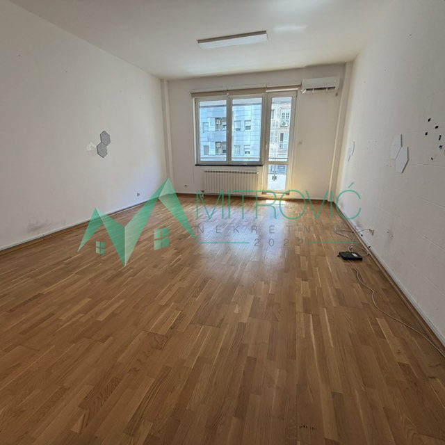 Četvorosoban stan na prodaju, Bulevar Oslobođenja, Novi Sad, 113m², 1.250 €