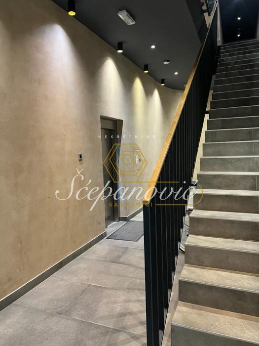 izdavanje-kuca-285TZmSWC7 Četvorosoban stan na prodaju, Adamovićevo Naselje, Novi Sad, 240m², 600.000 €