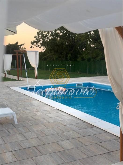 izdavanje-kuca-Iv4JYgZ9F2 Kuća na prodaju, Čortanovci, Inđija, 2144m², 250.000 €