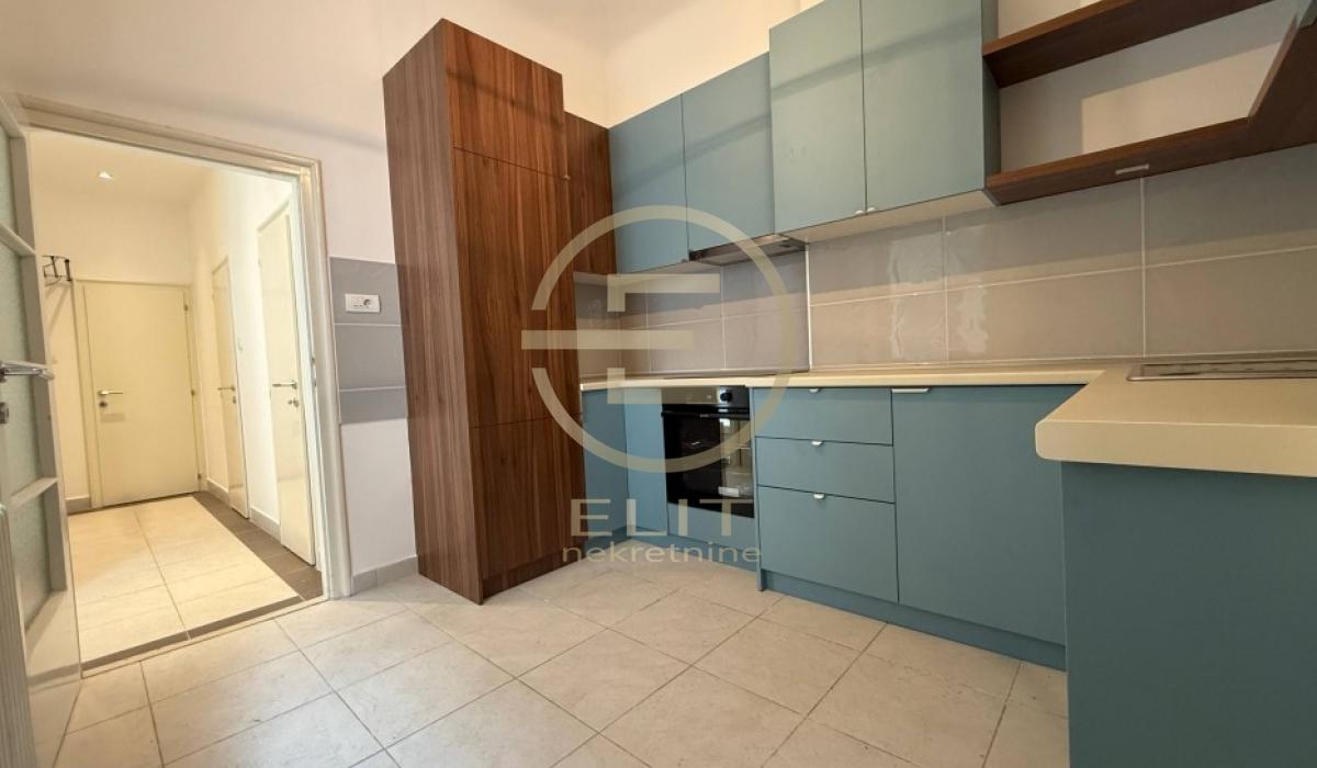 izdavanje-kuca-SJQ9vpxL1B Četvorosoban stan na prodaju, Centar, Novi Sad, 112m², 295.000 €
