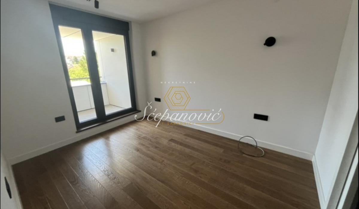izdavanje-kuca-XCXoPELYff Četvorosoban stan na prodaju, Adamovićevo Naselje, Novi Sad, 368m², 700.000 €