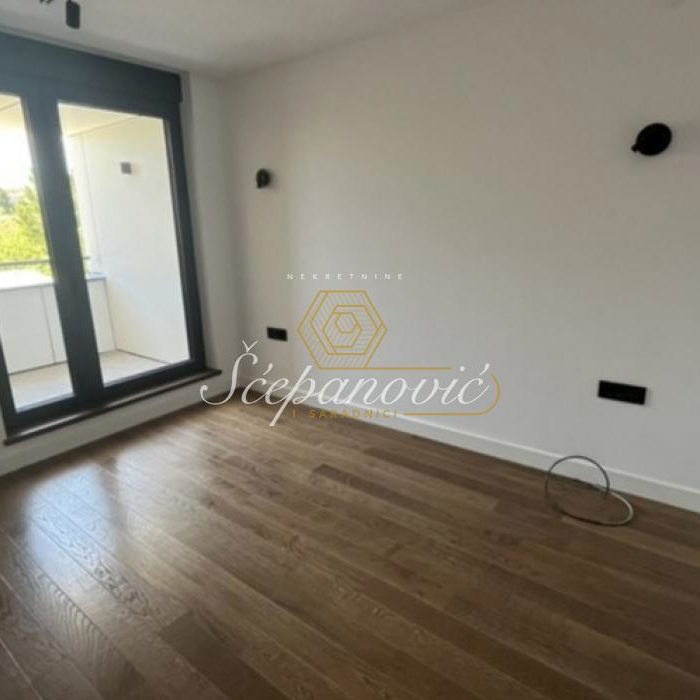 Četvorosoban stan na prodaju, Adamovićevo Naselje, Novi Sad, 368m², 700.000 €