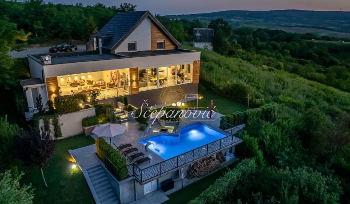 Kuća za izdavanje, Centar, Sremski Karlovci, 295m², 1.800 €/mes