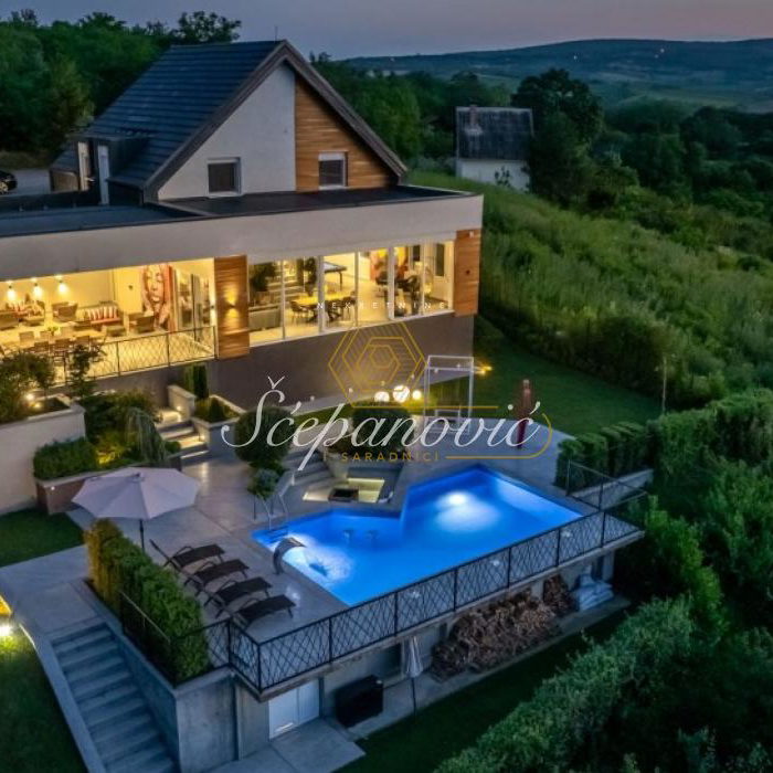 Kuća za izdavanje, Centar, Sremski Karlovci, 295m², 1.800 €/mes