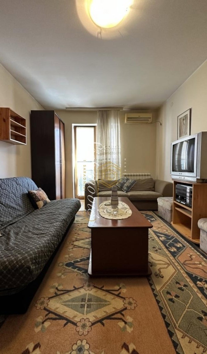 Stan Izdavanje Novi Sad  27 m2