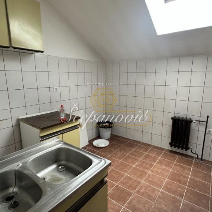 Lokal Izdavanje Novi Sad  100 m2
