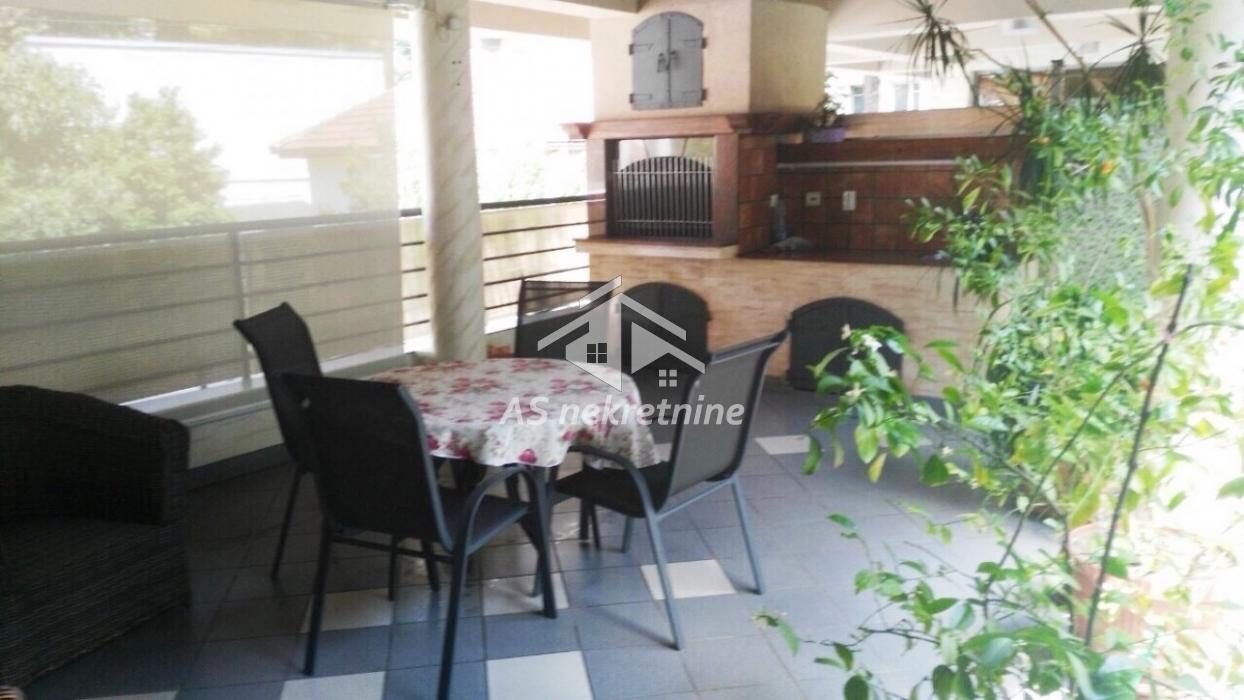 Kuća za izdavanje, FON, Beograd, 400m², 5.000 €/mes