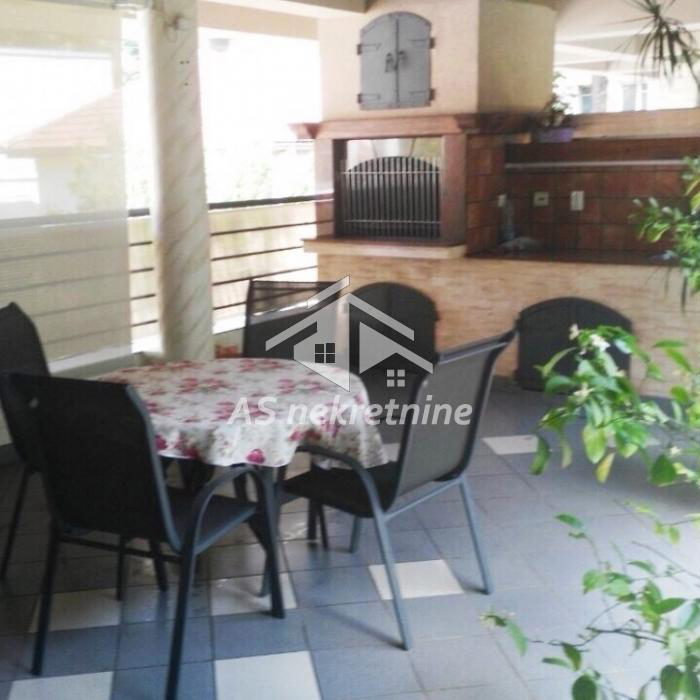 Kuća za izdavanje, FON, Beograd, 400m², 5.000 €/mes