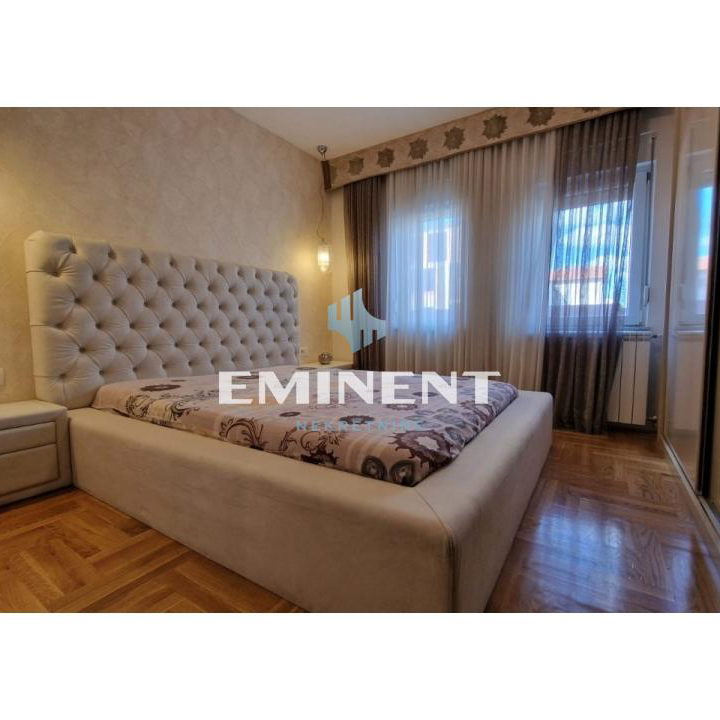 Kuća Prodaja Beograd  345 m2