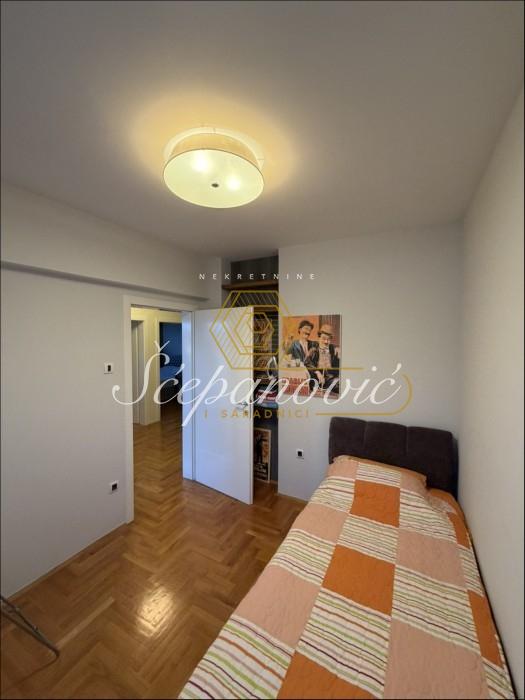 izdavanje-lokala-beograd-eI0em7bLVP Četvorosoban stan na prodaju, Rotkvarija, Novi Sad, 110m², 369.000 €