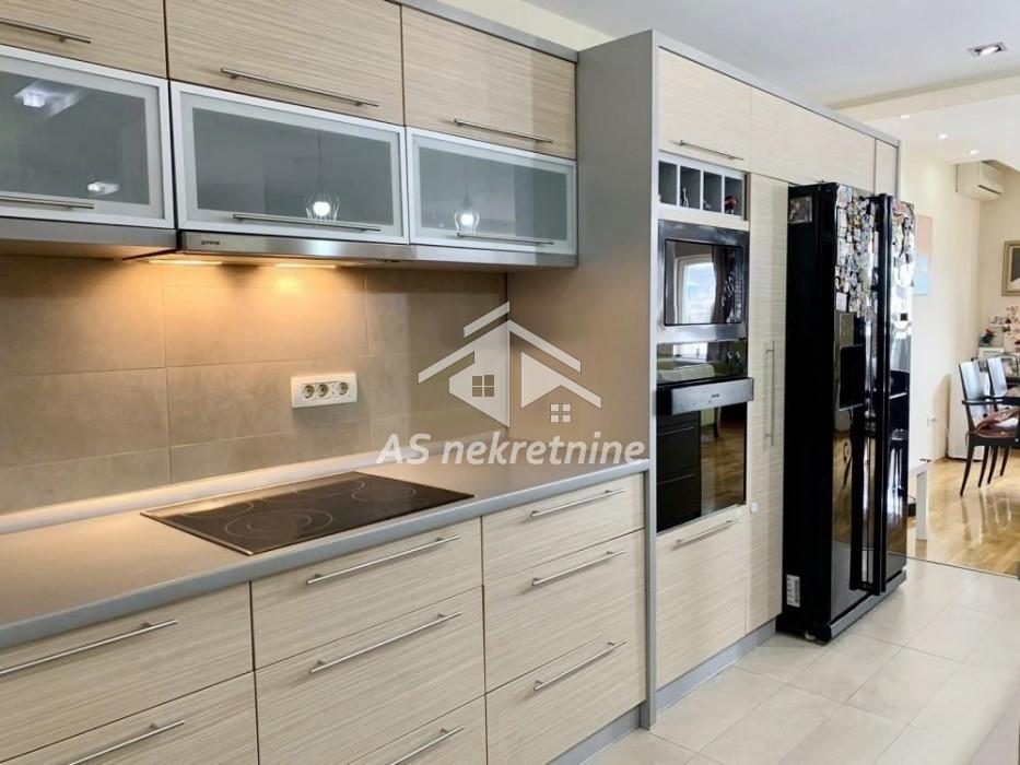Stan Prodaja Beograd Đeram Pijaca 157 m2