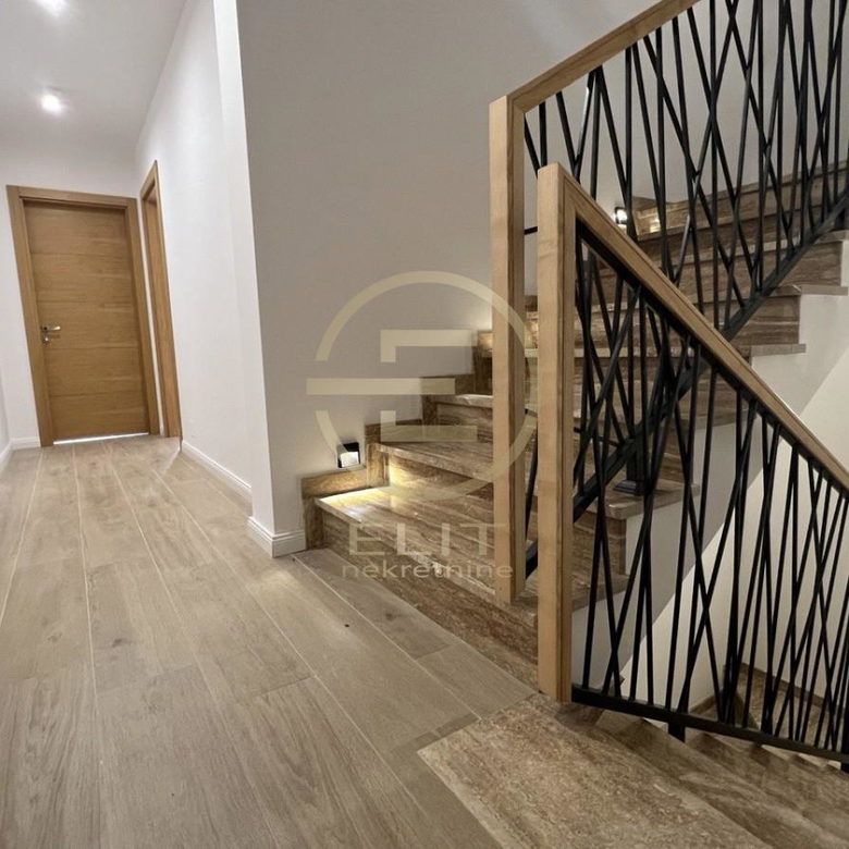 Lokal Izdavanje Novi Sad Popovica 181 m2