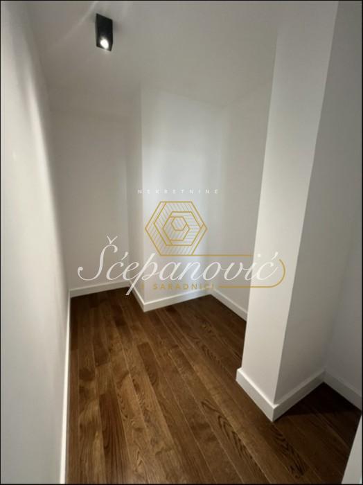 Četvorosoban stan na prodaju, Adamovićevo Naselje, Novi Sad, 430m², 900.000 €