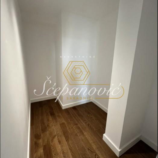 Četvorosoban stan na prodaju, Adamovićevo Naselje, Novi Sad, 430m², 900.000 €