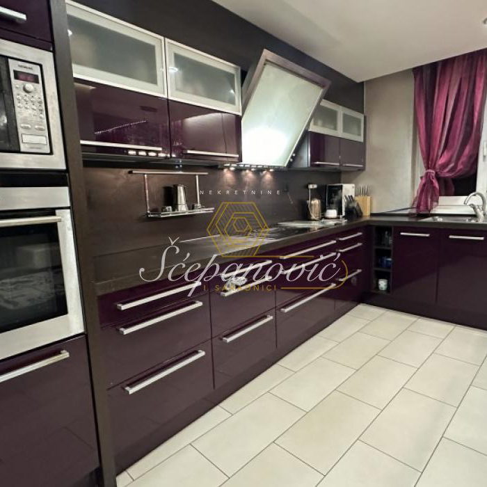 Stan Izdavanje Novi Sad  310 m2