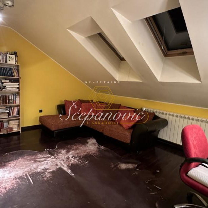 Višesoban stan za izdavanje, Grbavica, Novi Sad, 310m², 2.500 €/mes