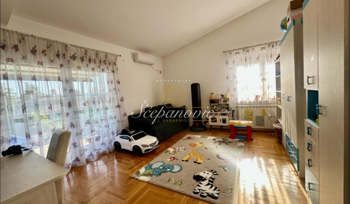 izdavanje-nekretnina-beograd-nZUvpr1nDE Stan Prodaja Novi Sad 157 m2
