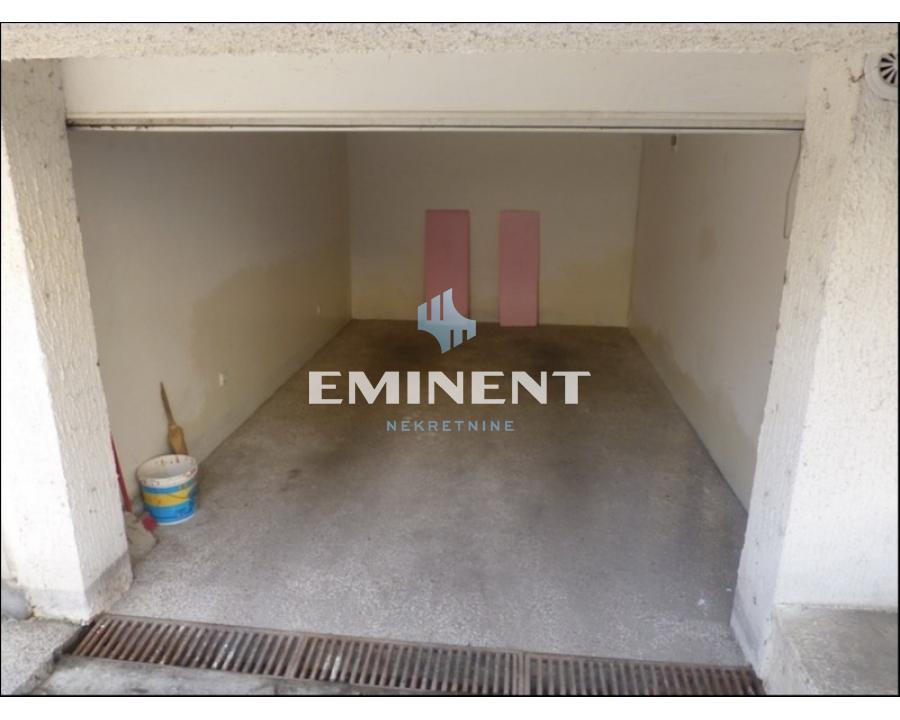 izdavanje-nekretnina-beograd-zIUAsFsrnm Četvorosoban stan na prodaju, Autokomanda, Beograd, 80m², 237.000 €
