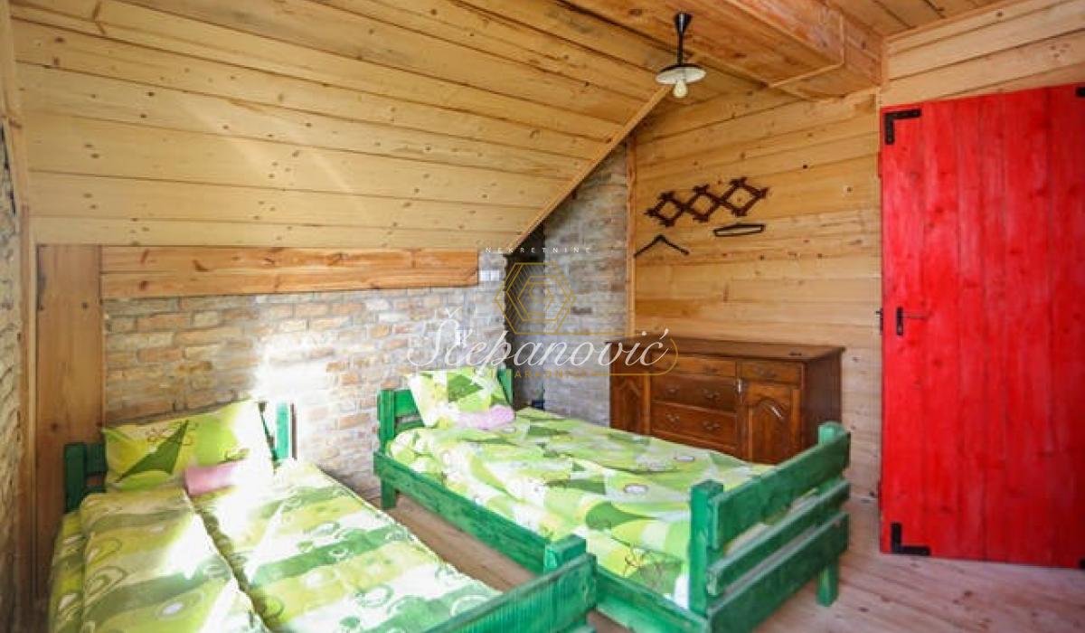 izdavanje-stanova-5UDfcqGqJY Kuća na prodaju, Fruška Gora, 307m², 430.000 €