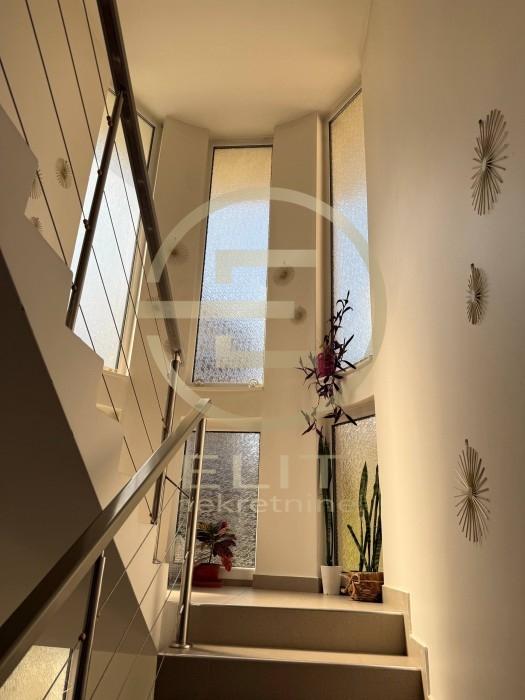 izdavanje-stanova-KD3CZ4ycNm Kuća na prodaju, Petrovaradin, Novi Sad, 273m², 450.000 €