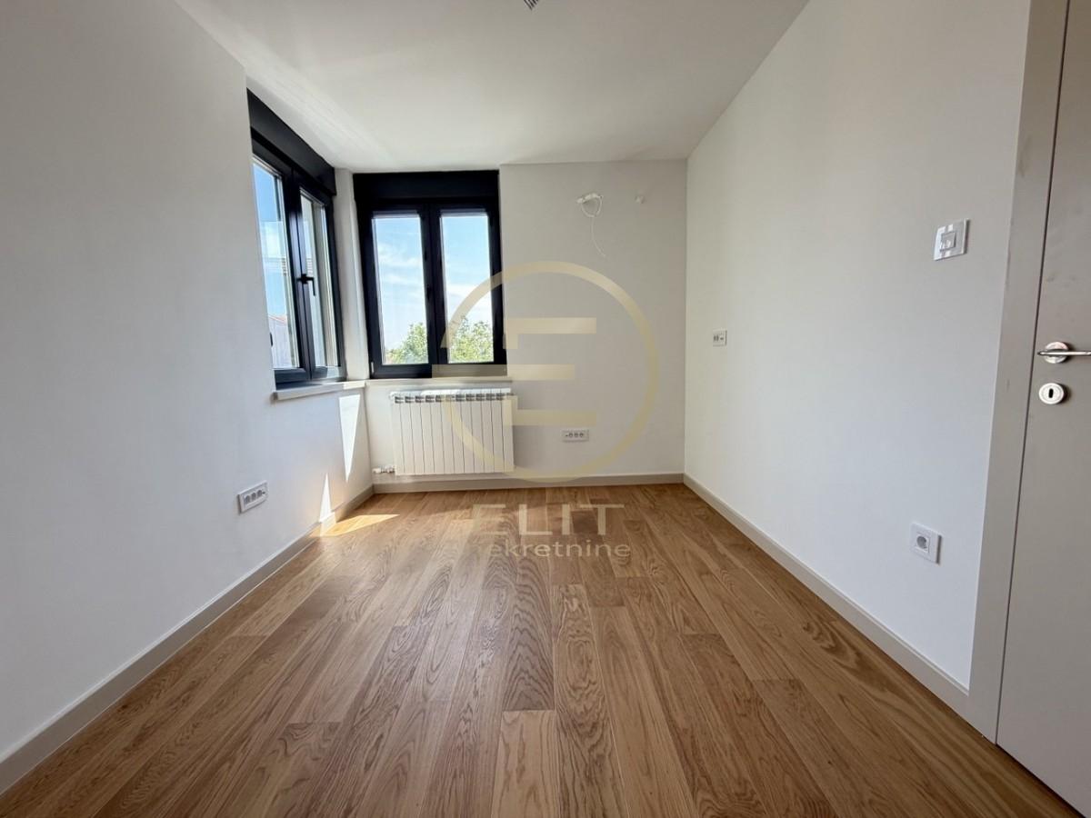 Četvorosoban stan na prodaju, Salajka, Novi Sad, 81m², 285.000 €