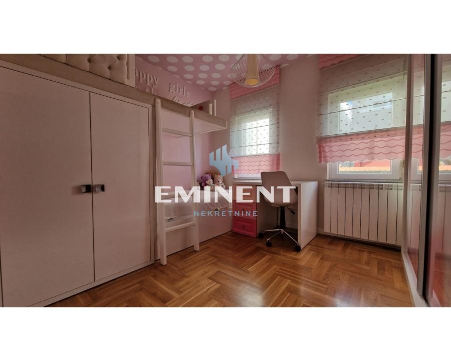 Kuća na prodaju, Surčin, Beograd, 345m², 450.000 €