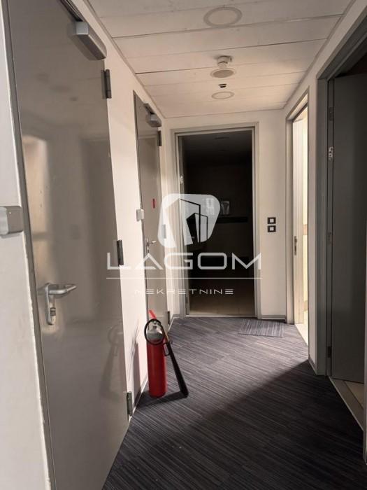Lokal za izdavanje, Blok 67 – Belville, Beograd, 838m², 8. sprat, 15.595 €/mes