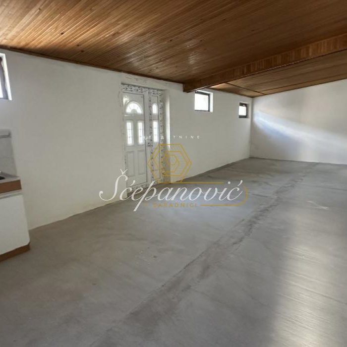 Lokal Izdavanje Novi Sad  664 m2