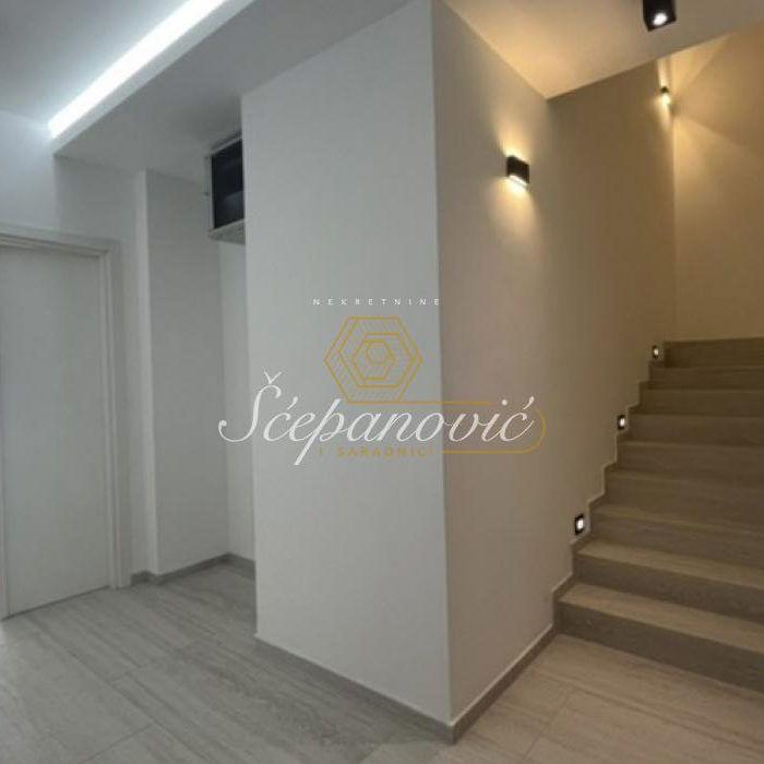 Stan Prodaja Novi Sad  368 m2