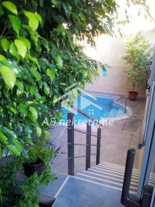 Kuća za izdavanje, FON, Beograd, 400m², 5.000 €/mes