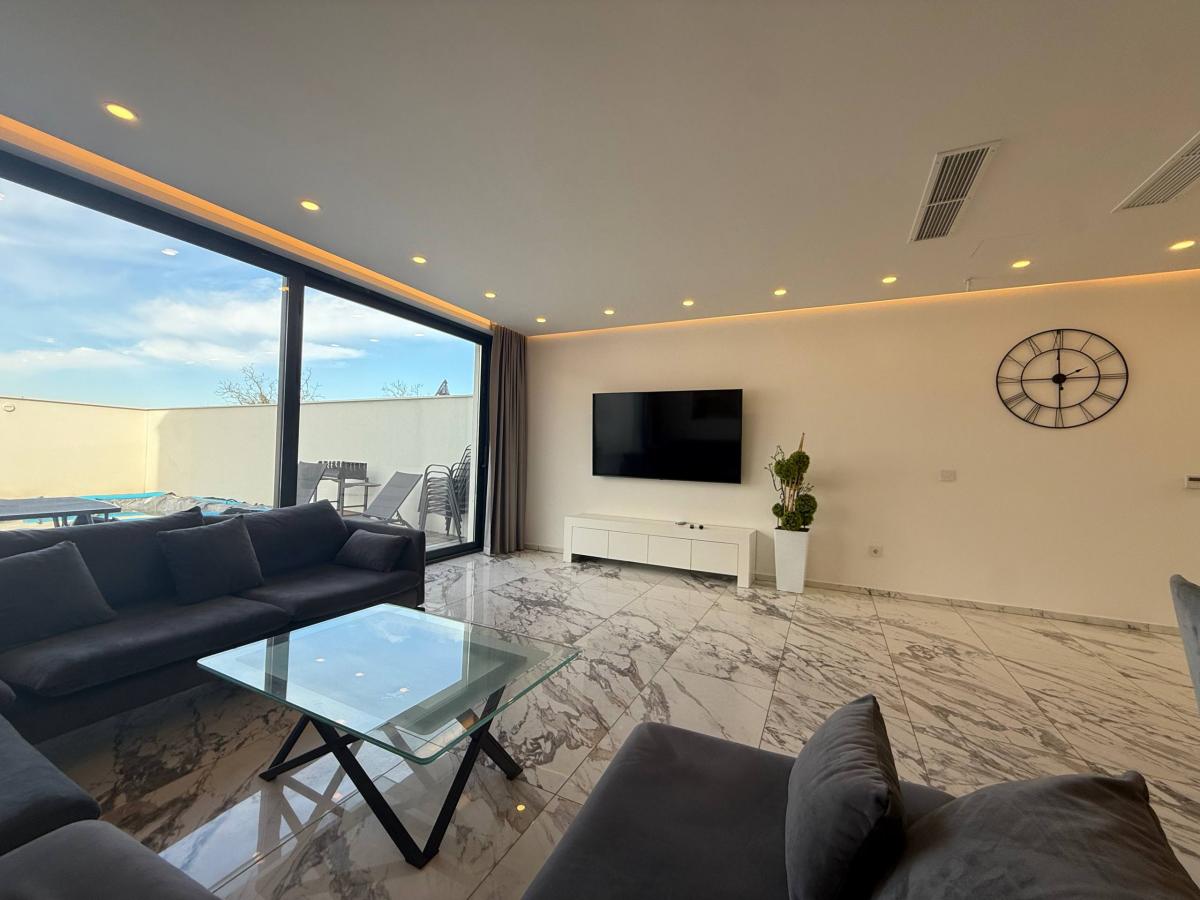 Kuća Izdavanje Novi Sad  244 m2