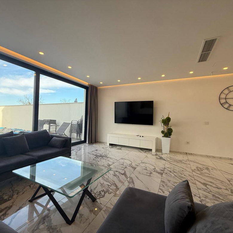 Kuća Izdavanje Novi Sad  244 m2