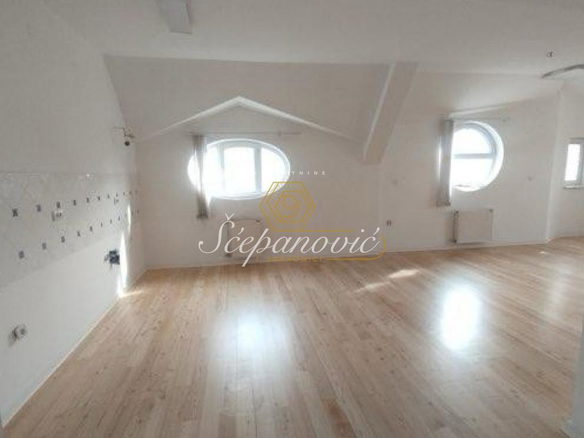 Stan Izdavanje Novi Sad  136 m2
