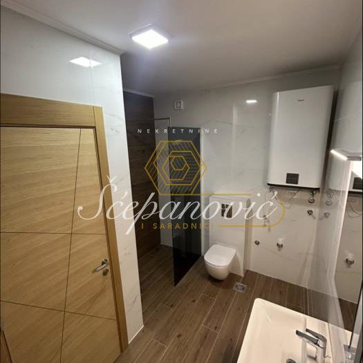 Četvorosoban stan za izdavanje, Centar, Novi Sad, 108m², 1.800 €/mes