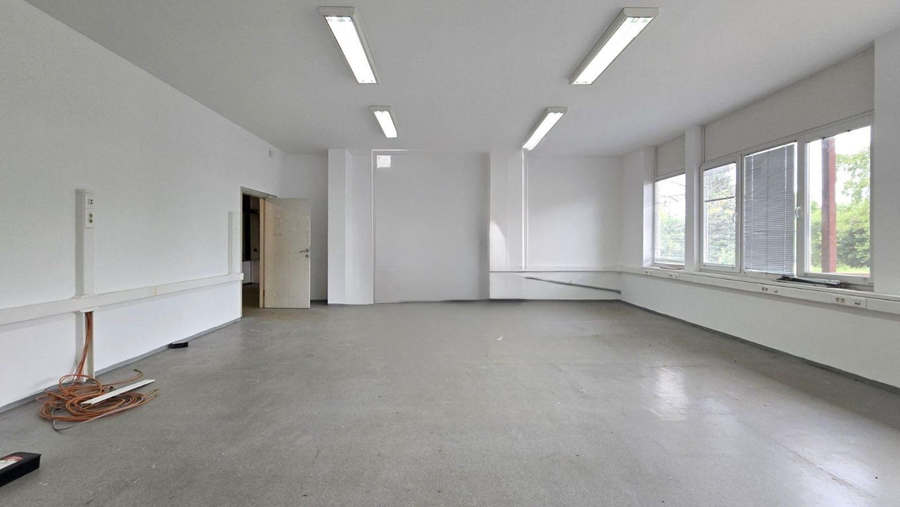 Lokal Izdavanje Beograd Batajnički Drum 700 m2